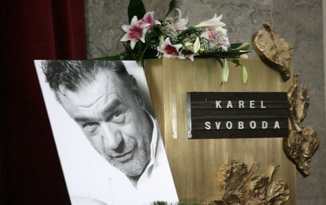 Vyšetřování smrti skladatele Karla Svobody policie po dvou měsících uzavřela, stále ale zůstává několik otazníků.