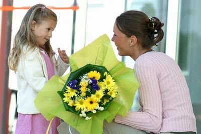 Vysvědčení je tady! Rodiče pravidelně vybavují svá dítka květinami pro paní učitelku.