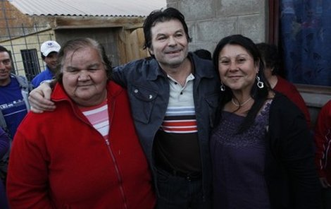 Vysvobození horníci po čtyřech dnech odložili sluneční brýle (na snímku Pablo Rojas s matkou a ženou).
