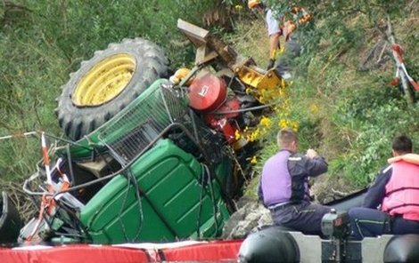 Vytažení stroje z vody komplikoval prudký svah