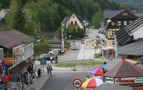 Vývěsní tabule a štíty jsou popsány výhradně německy, češtinu uslyšíte jen občas u obsluhujícího personálu.