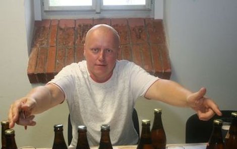 Vzorky otestoval předseda největší české konzumentské organizace Sdružení přátel piva Tomáš Erlich.