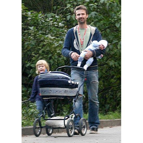 Vzorný táta Roman Zach na procházce se svými dětmi – Prokopem a Agátou...