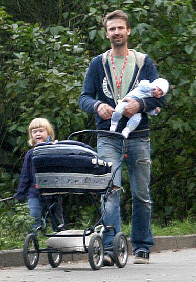 Vzorný táta Roman Zach na procházce se svými dětmi – Prokopem a Agátou...