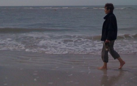 Vzpomínky na nejbližší Olina prožívá při osamělých procházkách po pláži...
