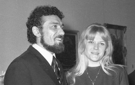 Waldemar Matuška s Evou Pilarovou a Karlem Gottem (malý snímek dole) v dobách největší slávy v 60. letech. Na »čůrací« incident vzpomínali s úsměvem.