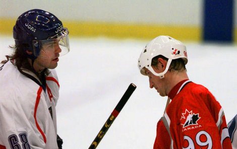 Wayne Gretzky poprvé gratuluje Jaromíru Jágrovi. Po národním týmu mu později Jágr znechutí vítězným gólem i jeho poslední zápas kariéry.