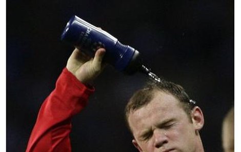 Wayne Rooney aby si za poslední nervní týdny dopřál pořádnou sprchu...