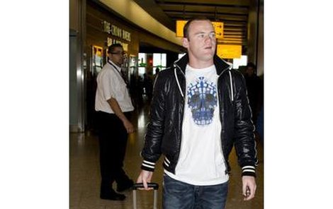 Wayne Rooney na londýnském letišti Heathrow nepůsobil dojmem muže natěšeného na druhé líbánky. Odletovou halou dokonce prokráčel o několik minut dřív než jeho paní...