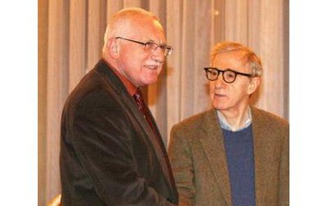 Woody Allen si prezidenta Klause nejdříve nevšiml, ale pak mu hned podal ruku.