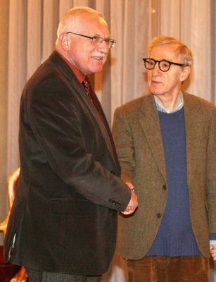 Woody Allen si prezidenta Klause nejdříve nevšiml, ale pak mu hned podal ruku.