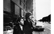 Yoko Ono a John Lennon před domem, kde večer číhala smrt v podobě Marka Chapmana. Yoko Ono a John Lennon před domem, kde večer číhala smrt v podobě Marka Chapmana.