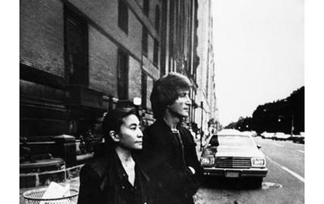 Yoko Ono a John Lennon před domem, kde večer číhala smrt v podobě Marka Chapmana.