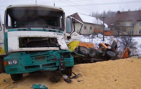 Z kamionu se vysypaly tuny kukuřice.