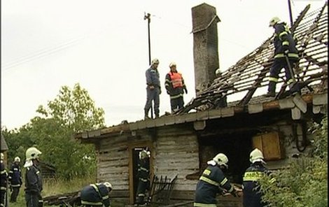 Z malé roubenky zbyly po nočním požáru jen trosky, ohořelé tělo majitele odvezl pohřební vůz.