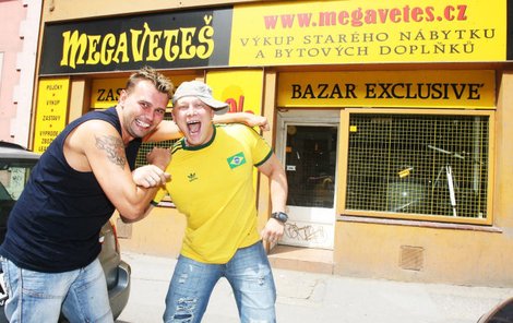 Z Milana Peška (vlevo) a milionáře Shreka z Big Brother jsou teď prodavači v bazaru.