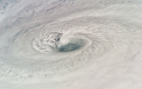 Z raketoplánu Endeavour vypadá hurikán Dean úchvatně.