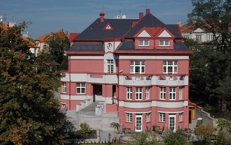 Z »Růžovky«, kde ordinuje Zlata Adamovská coby Běla Valšíková, se stal hotel!