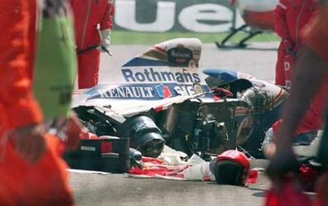 Z vozu Ayrtona Senny zbyla po nárazu jen hromada plechu. Pilota záchranáři vyprostili, později ale v nemocnici zemřel.