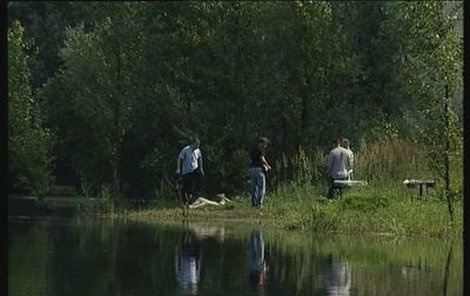 Z Vrbického jezera v Bohumíně na Karvinsku záchranáři včera po několika hodinách vylovili jen bezvládné tělo muže (†30).