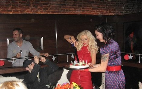 Za přítomnosti svého manžela a hostů, oslavila Christina Aguilera v Praze své šestadvacáté narozeniny.