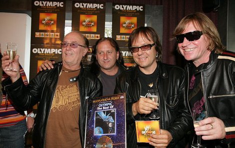 Za první Best of album dostal Petr Janda (vlevo) s Olympicem Multiplatinovou desku Supraphonu a nedávno vydané druhé album toho nejlepšího je už zlaté.