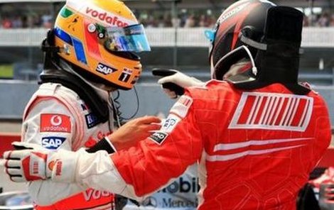 Za to můžeš ty, pitomče! Fin Räikkönen (vpravo) měl na nepozorného Hamiltona pořádnou pifku.