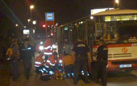 Záchranáři se snaží oživit řidiče autobusu.