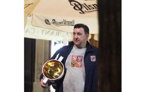Zachránce poháru pro hokejové mistry světa! Kustod Petr Bílek se během bouřlivých květnových oslav v centru Prahy postaral o bezpečí cenné relikvie.