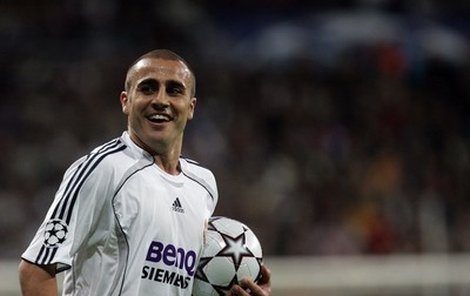 Zadák Realu Madrid Fabio Cannavaro byl včera vyhlášen nejlepším fotbalistou Evropy letošního roku. V Paříži si osobně převzal Zlatý míč.