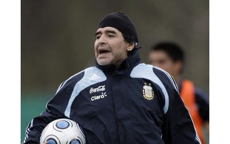 Zadlužený cvalík Maradona přišel o své diamantové náušnice! 