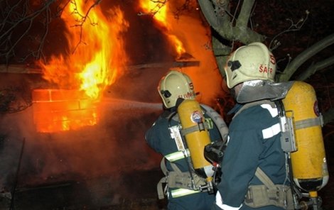 Zahradní chatka nedokáže ohni odolávat dlouho. Během pár minut se většinou ocitne v plamenech.