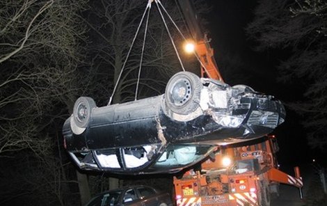 Zánovní VW Passat skončil v příkopu na střeše a zpět na silnici mu musel pomoci jeřáb. 