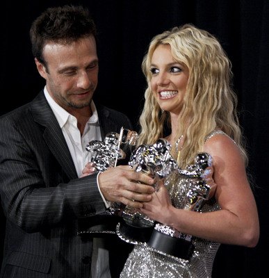 Září 2008 - Manažer Larry Rudolph se zářící Britney na vyhlášení cen MTV.