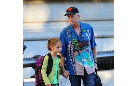 Září 2010 - Pohublý Michael Douglas vede dceru Carys do školy.