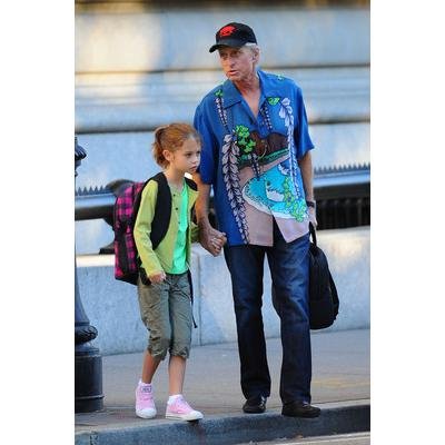 Září 2010 - Pohublý Michael Douglas vede dceru Carys do školy.