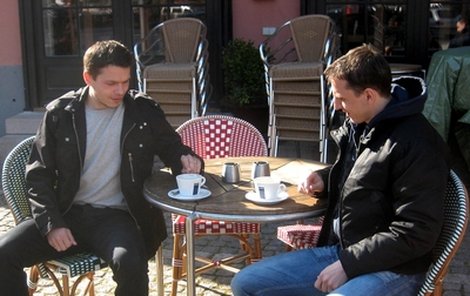 Zatímco Libor Sionko (vlevo) připravuje kolegovi z Kodaně dobroty na grilu, Zdeněk Pospěch ho zpravidla může pozvat leda na kafíčko.