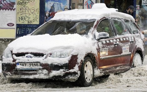 Zatímco řidiči mají ve sněhu veké problémy...