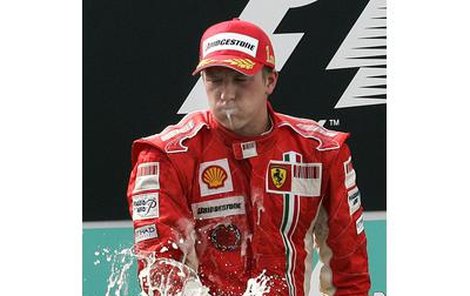 Zatímco vítězný Kimi Räikkönen se topil pod přívaly šampaňského…