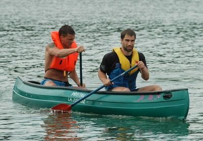 Zbyněk Irgl (vpředu) s Michalem Gulašim se v žermanické přehradě koupali co chvíli.