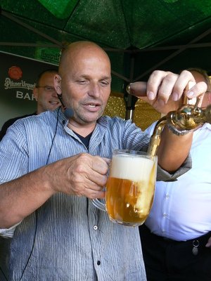 Zdeněk Pohlreich prohrál sázku a musel půl hodiny dělat výčepního.