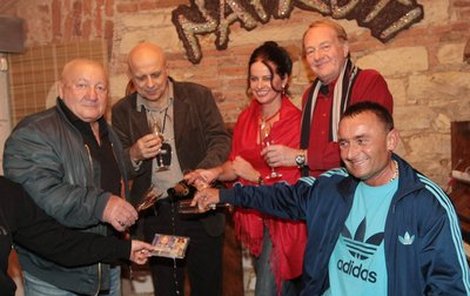Zdeněk Srstka, Ivan Mládek, Adriana a Luděk Sobotovi a Vítek Chaloupka (zleva) při slavnostním křtu.