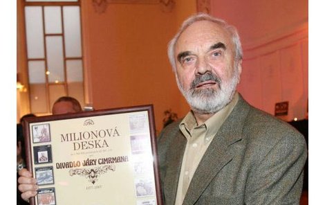 Zdeněk Svěrák převzal za Divadlo Járy Cimrmana »milionovou« desku za neuvěřitelný počet prodaných nosičů.