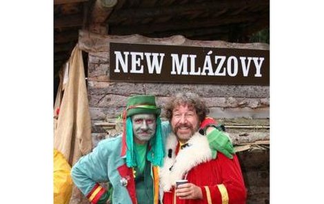 Zdeněk Troška (vpravo) v kostýmu krále našel společnou řeč se sběratelem loutek a strašidelných bytostí Milanem Poláčkem.