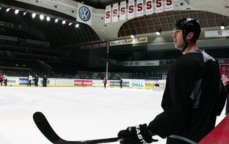 Zdeno Chára v hale, kde s velkým hokejem začínal a kde vyhazoval spoluhráče přes mantinel.