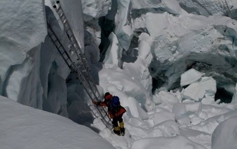 Zdolání Mount Everestu teď musí potvrdit Miss Holly. Rozhodovat budou i fotograﬁe.