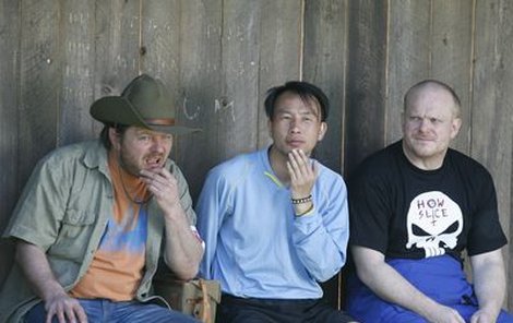 Zdravotník týmu Slavoj Houslice Áda Větvička (vlevo), kterého ztvárnil herec Leoš Noha, posila z Vietnamu Martin Bao (uprostřed) a David Novotný alias Jarda Kužel (vpravo) zahřívají lavičku oblíbeného vesnického klubu.