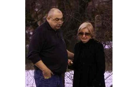 Zdrcený Andrej Hryc s manželkou na místě tragické nehody svého syna.