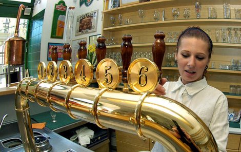 Ze »šestky« v Pivovarském klubu v pražském Karlíně točí Tatiana Kerková netradiční náchodský pšeničný speciál. Za jedno z nejsvéráznějších piv považuje polotmavou třináctku s kaštanovým medem.