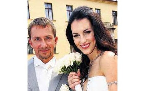 Ženich David Křížek je úspěšný jachtař, Lucie Váchová zase Miss ČR 2003.